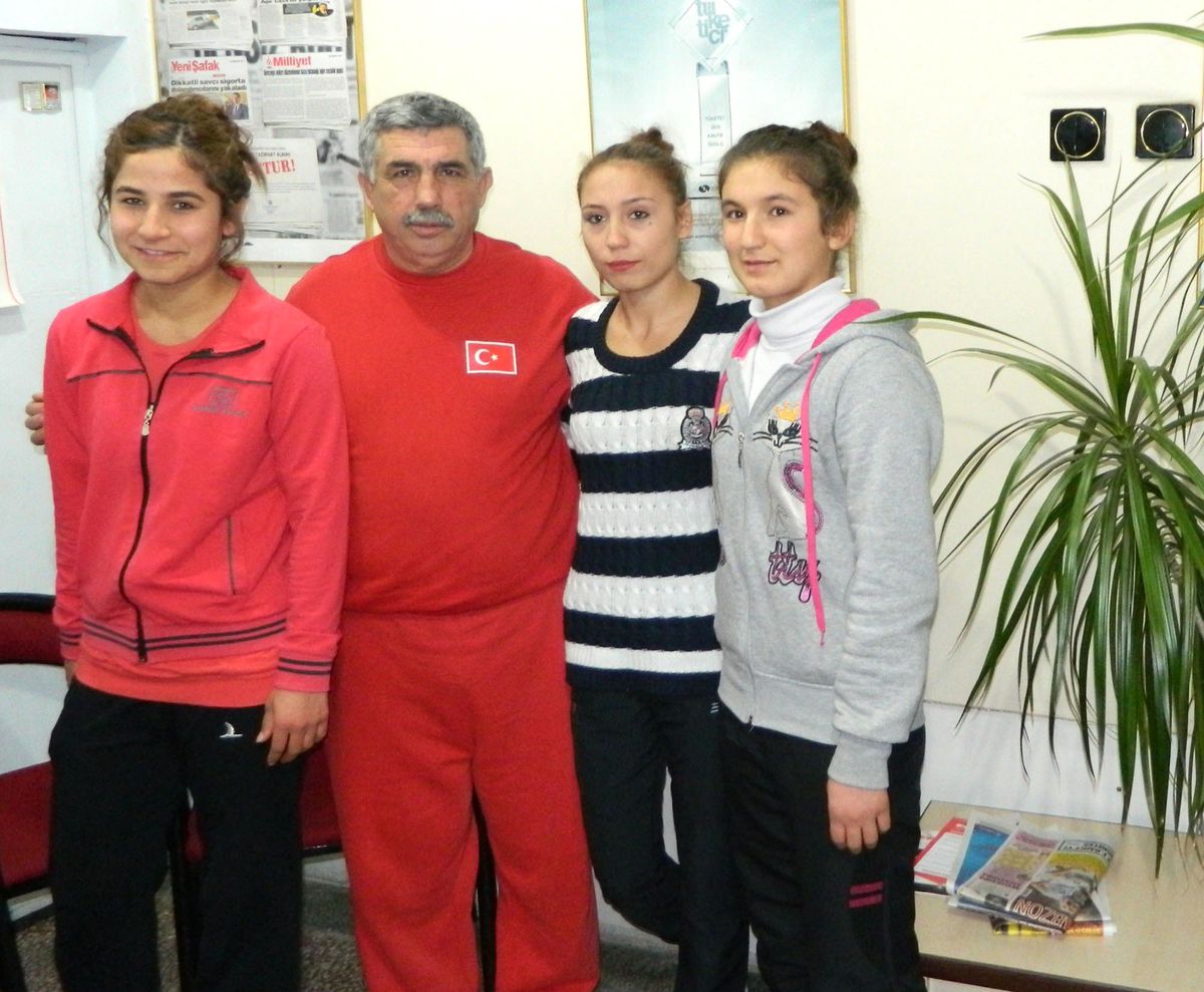 Kozanlı Bayan Güreşçiler Türkiye Şampiyonası İçin Ankara\'ya Gitti