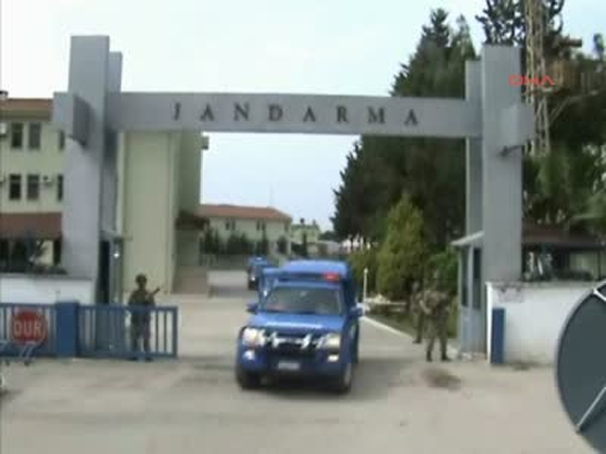 Osmaniye Otomobilin Farından Kaçak Sigara Çıktı Otomobilin Farından Kaçak Sigara Çıktı