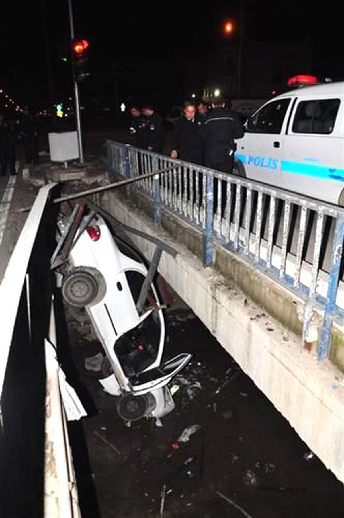 Otomobil, Köprü ile Kanal Arasında Asılı Kaldı