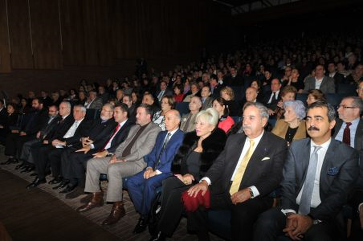 Özel Getronagan Ermeni Lisesi\'nden Sarıgül\'e Plaket
