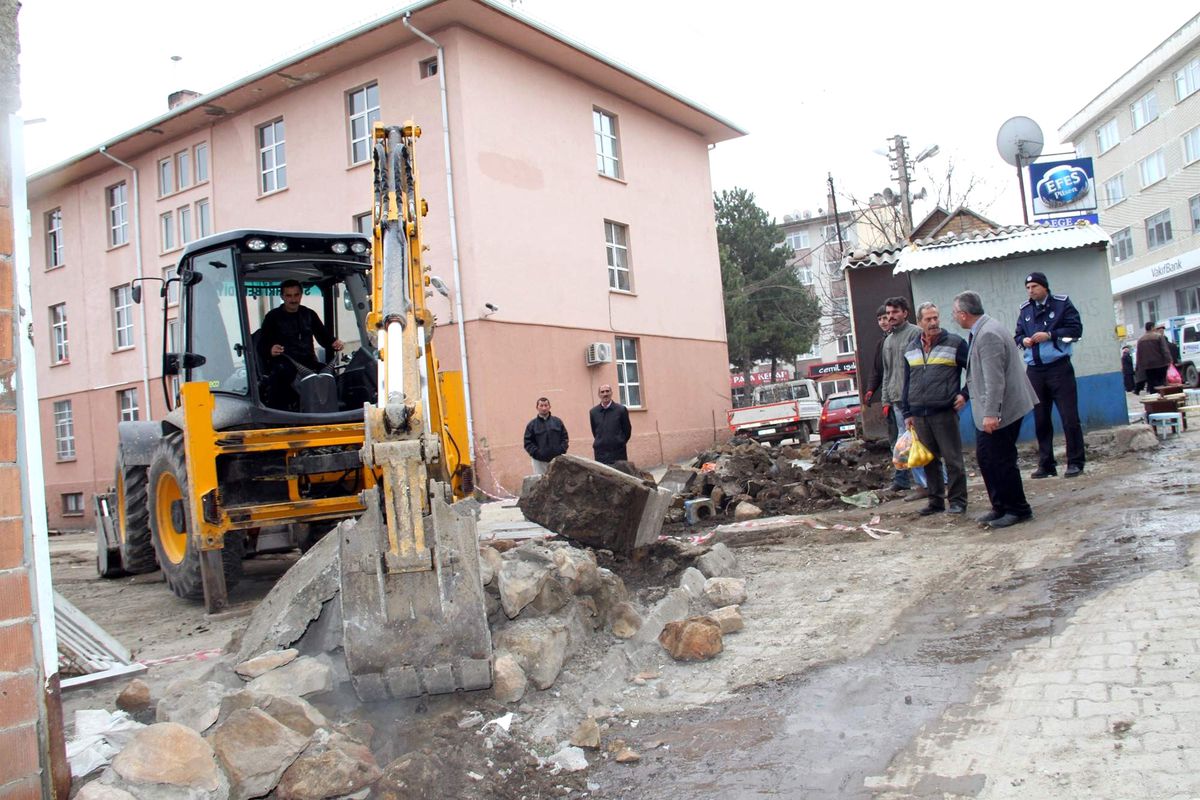 Suşehri\'nde Yol Genişletme Çalışmaları