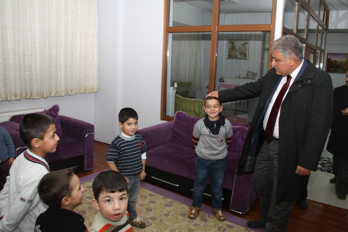 Vali Tekinarslan Çocuklarla Yemekle Buluştu