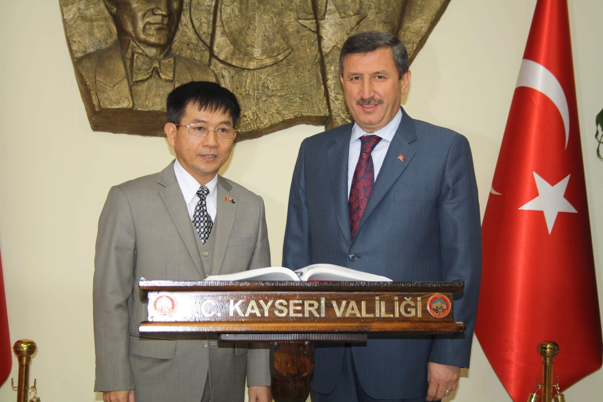 Vietnam Büyükelçisi Vali Yılmaz\'ı Ziyaret Etti