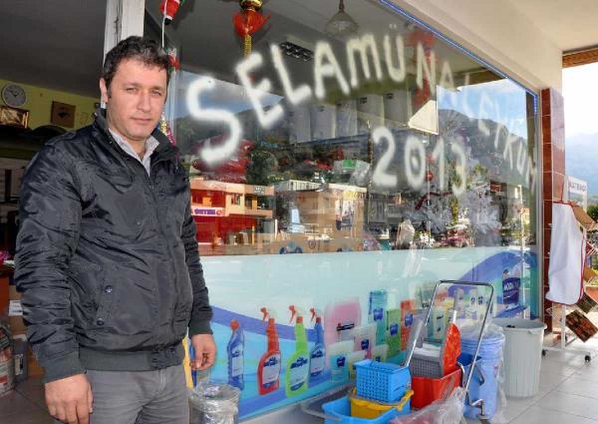 Vitrinde Yeni Yıl Sloganı: Selamünaleyküm 2013