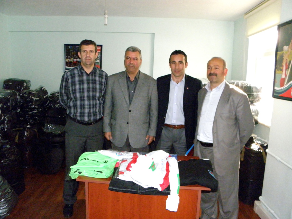 Yalova Belediyesi\'nden Okullara ve Spor Kulüplerine Malzeme Yardımı