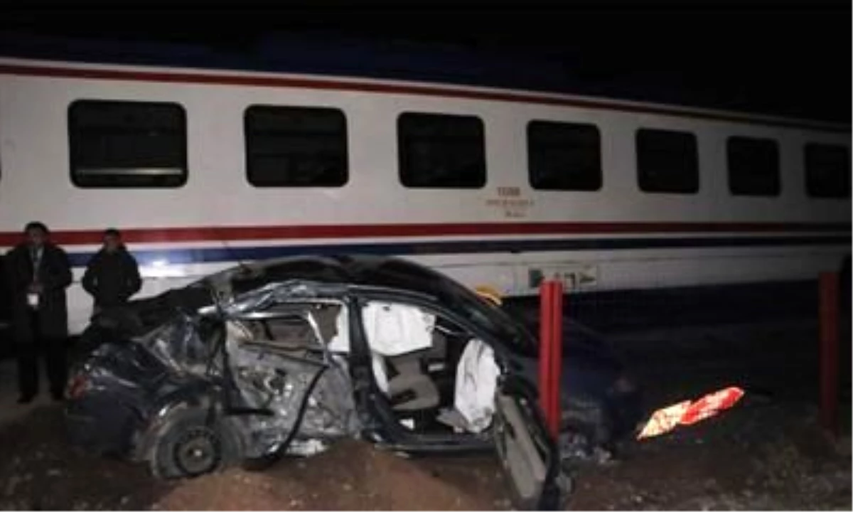 Yolcu Treni Hemzemin Geçitte Otomobile Çarptı: 4 Yaralı