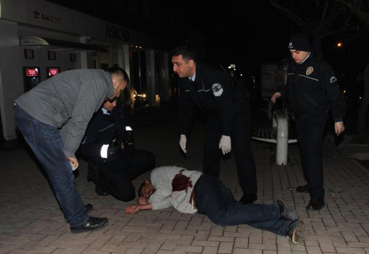 Yolda Yürürken Bıçaklandı, Saldırgan Taksiye Binip Kaçtı