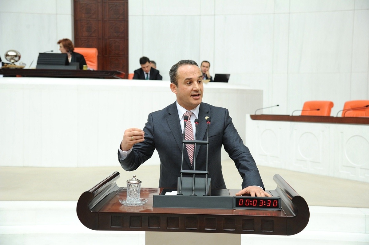 AK Parti\'li Milletvekili Şengül: "Türkiye Ulaşımda Çağ Atlamasına Karşın İzmir Yerinde Saydı"