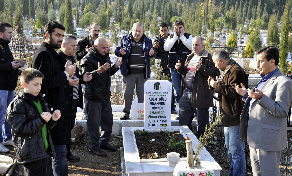 Akhisarspor Taraftarından Eski Futbolculara Vefa