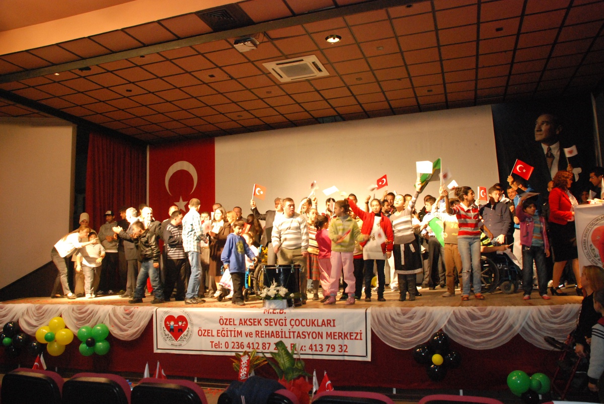 Aksek Sevgi Çocukları, Bu Kez Akhisarspor İçin Oynadı