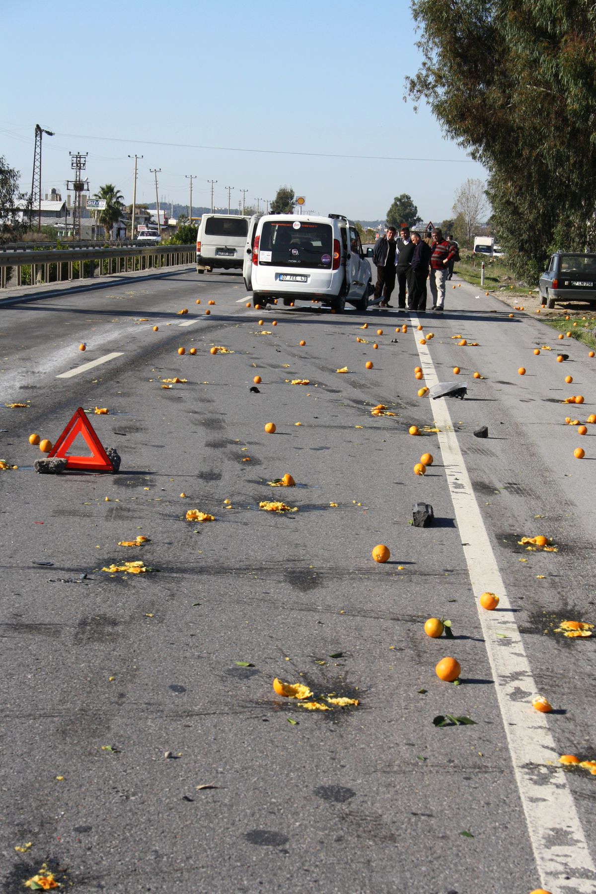 Antalya\'da 2 Kamyonet Çarpıştı: 1 Yaralı