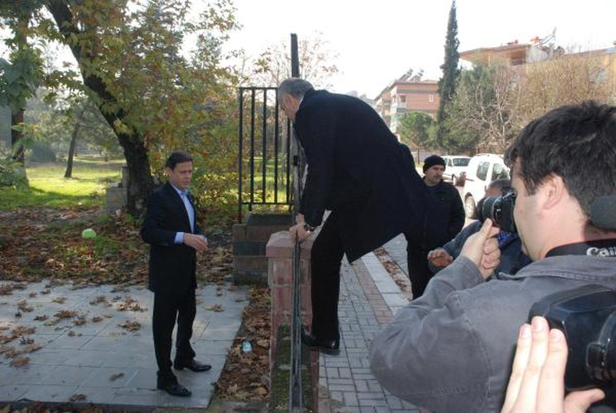 CHP\'liler Korkulukları Aşıp Kesilen Ağaçları Gösterdi