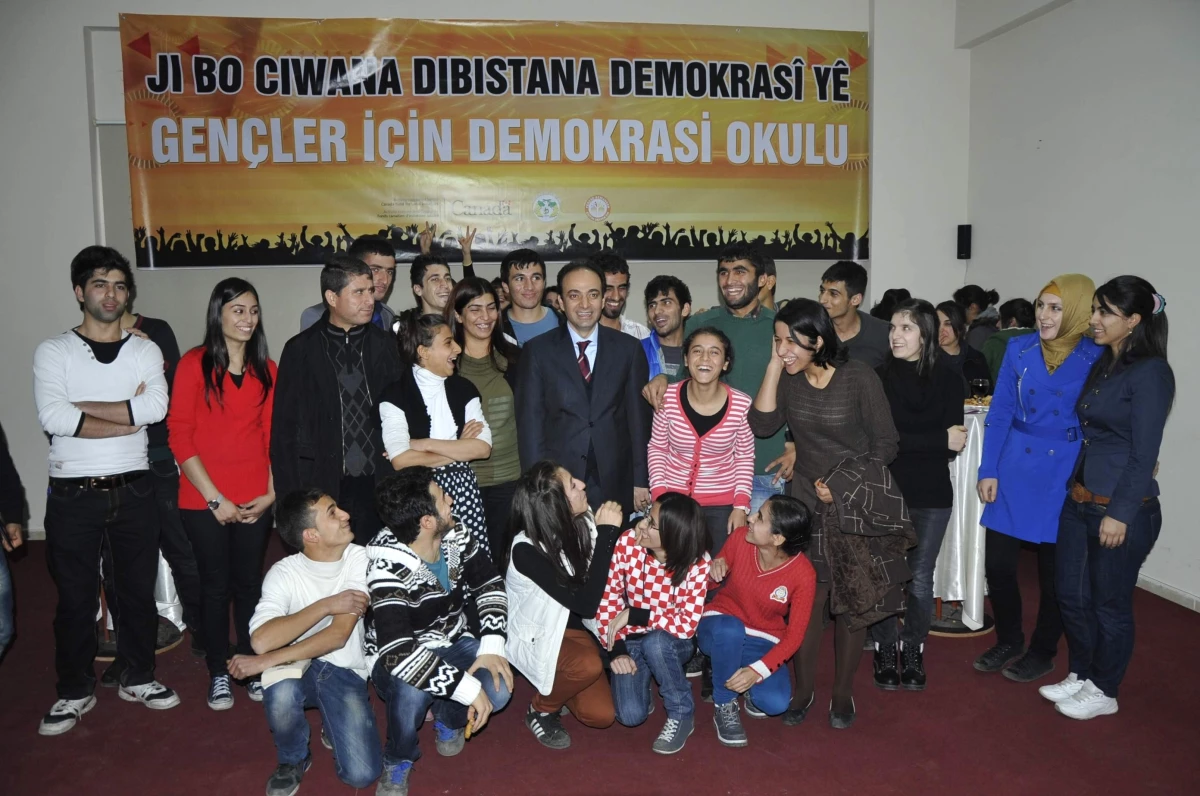 Diyarbakır\'da Gençler İçin Demokrasi Okulu Açıldı