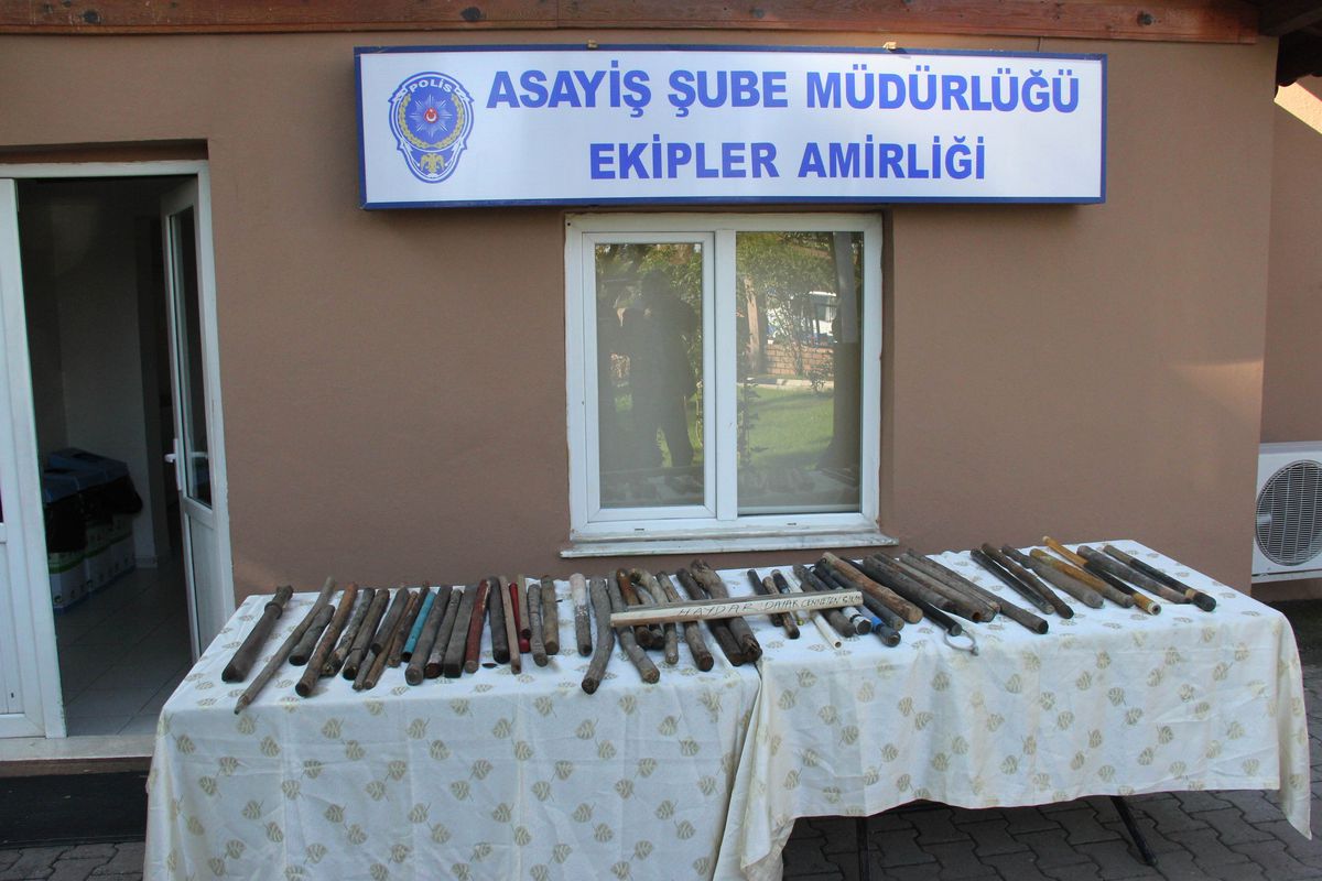 Dolmuştan 'Haydar, Dayak Cennetten Çıkma' Yazılı Sopa Cıktı