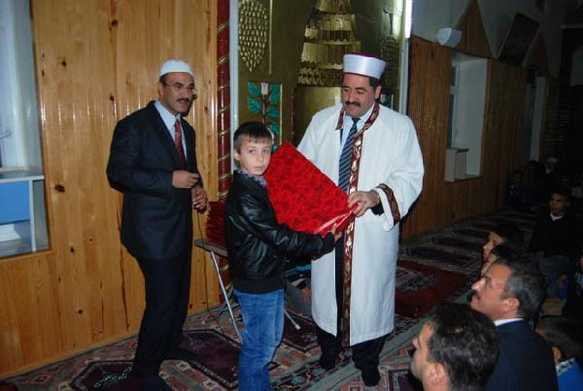 En Çok Camiye Gelen Öğrenciye Bilgisayar Hediye Edildi