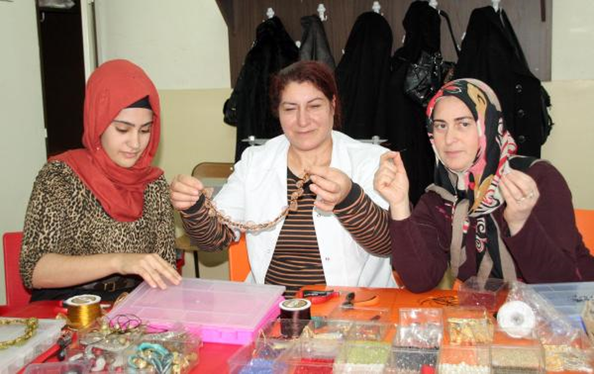 Hem Çocukları, Hem Anneleri Eğitim Görüyor