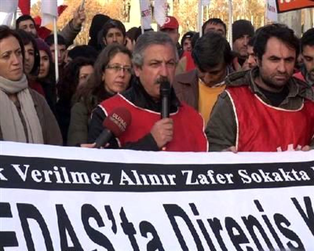 İşe Geri Alınan İşçiler Halay Çekti