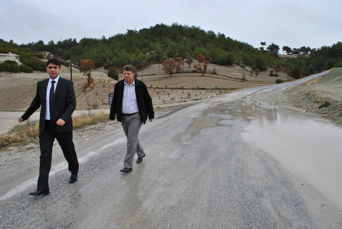 Kaymakam, Toprak Kayması Olan Yolu İnceledi