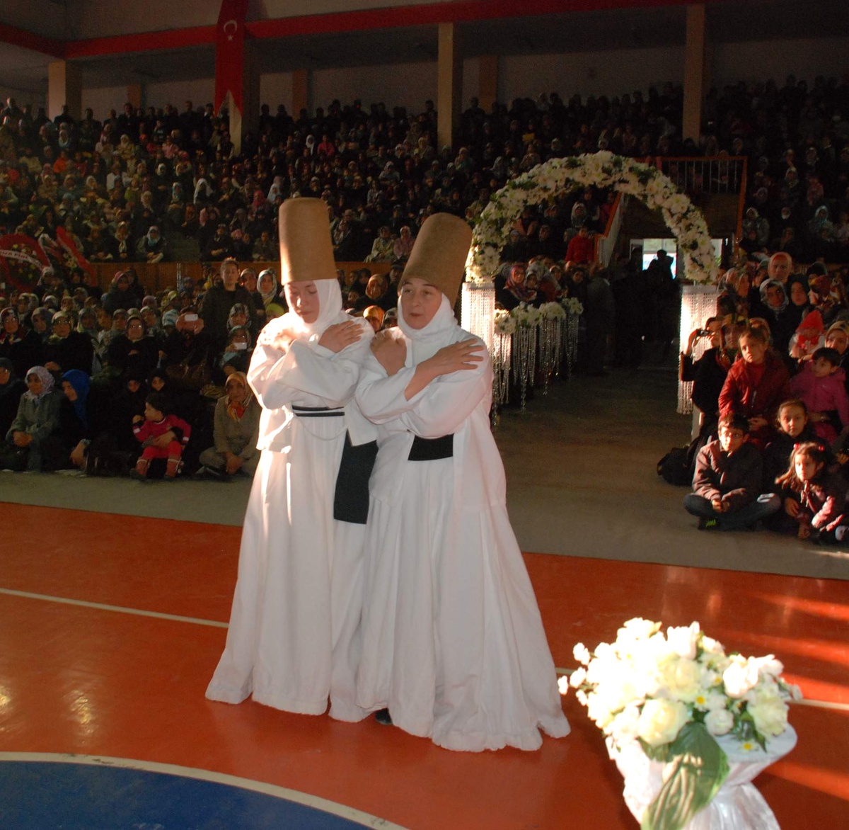 Müslüman Olan Uruguaylı Anne ve Kızının Sema Gösterisi Büyüledi