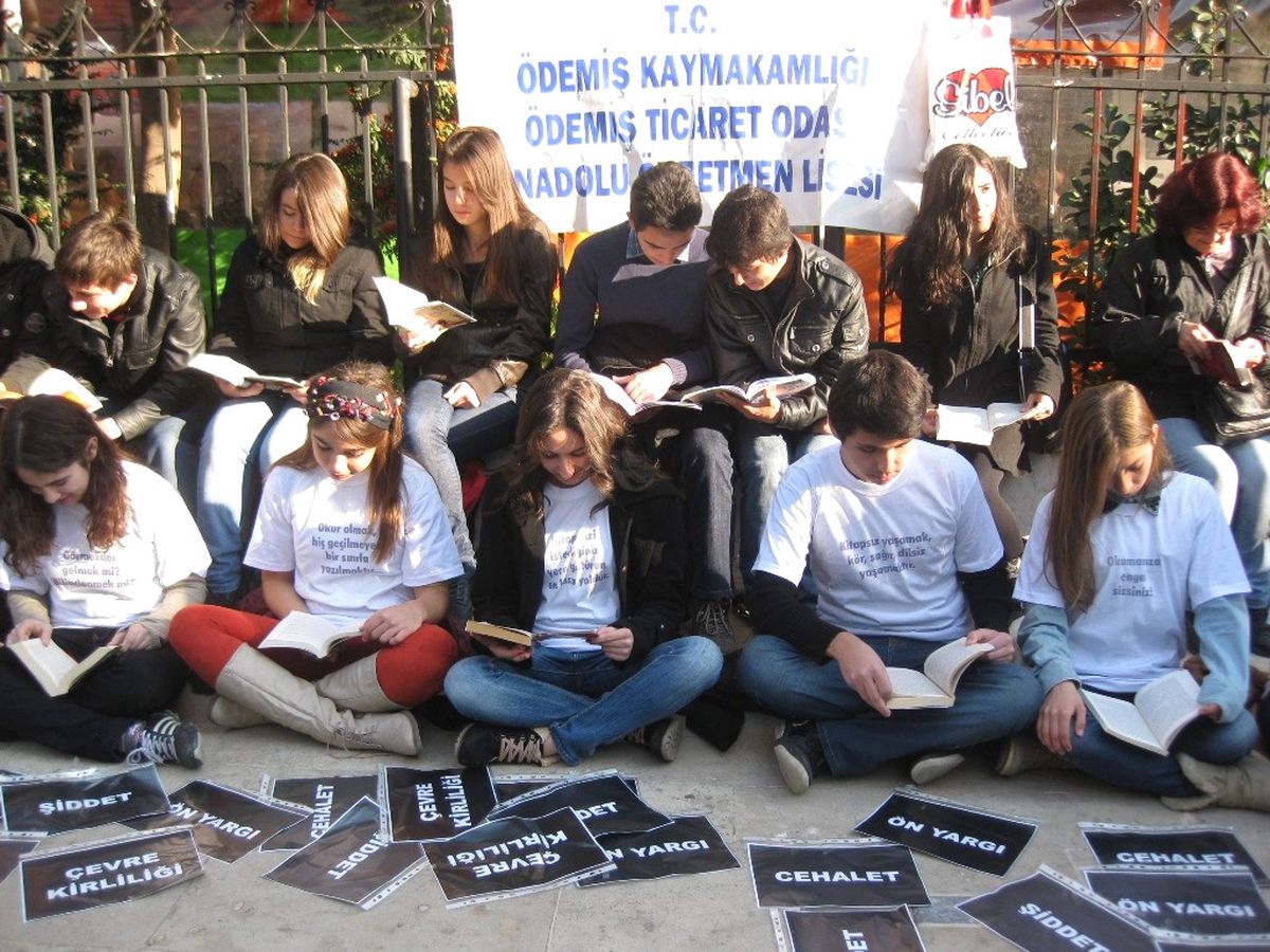 Ödemiş Öğretmen Lisesi Öğrencilerden Kitap Okumaya Eylemli Davet