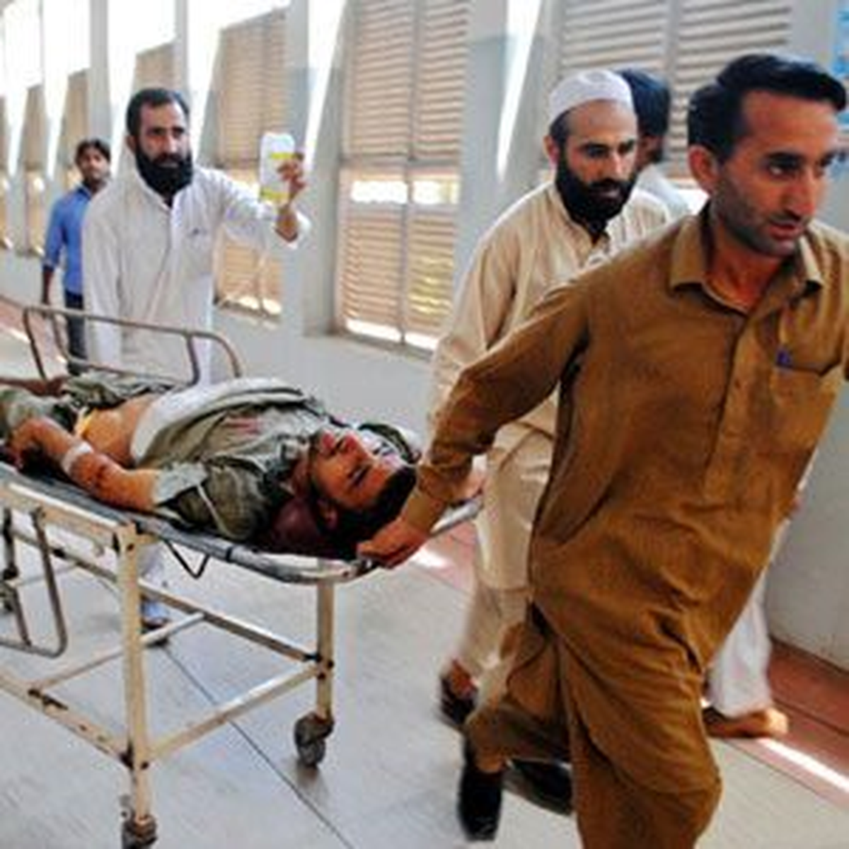 Pakistan\'da Havaalanına Roketli Saldırı: 6 Ölü, 40 Yaralı