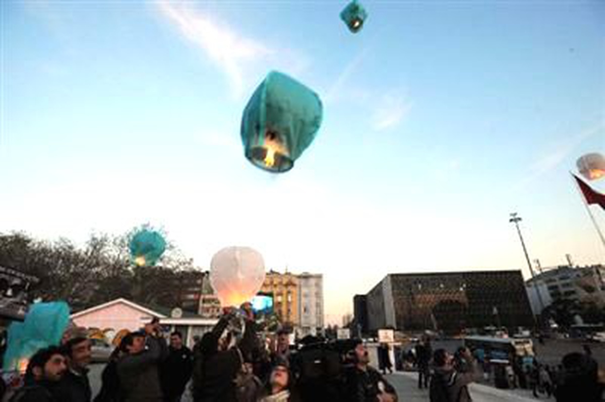 Taksim Parkı İçin Dilek Feneri Uçurdular