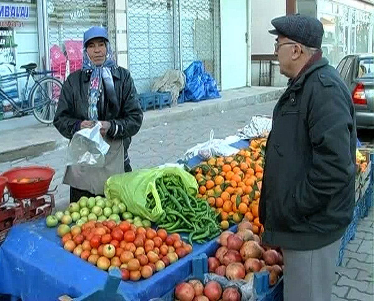 Yaşlı Kadın 40 Yıldır Pazarcılık Yapıyor