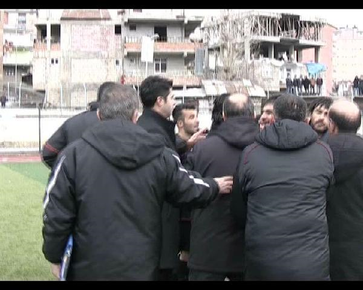 Amatör Maçta Yönetici ve Futbolcular Hakeme Saldırdı