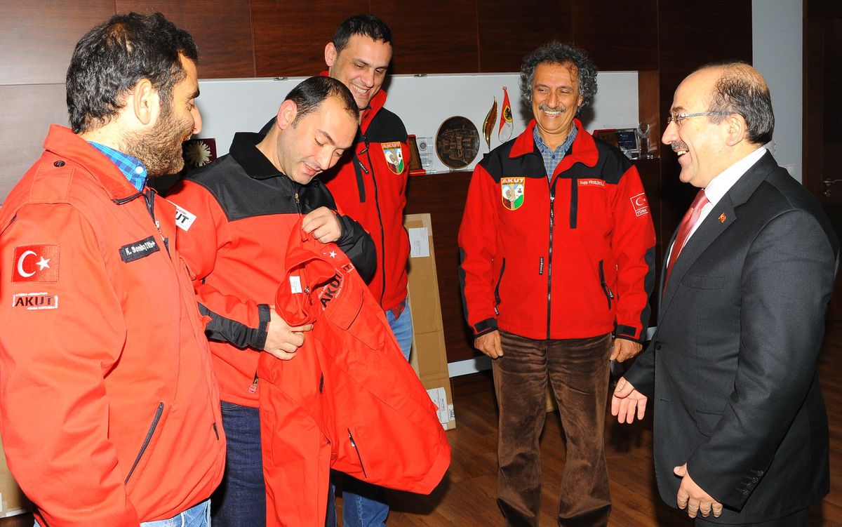 Başkan Gümrükçüoğlu\'ndan Akut\'a Malzeme Desteği
