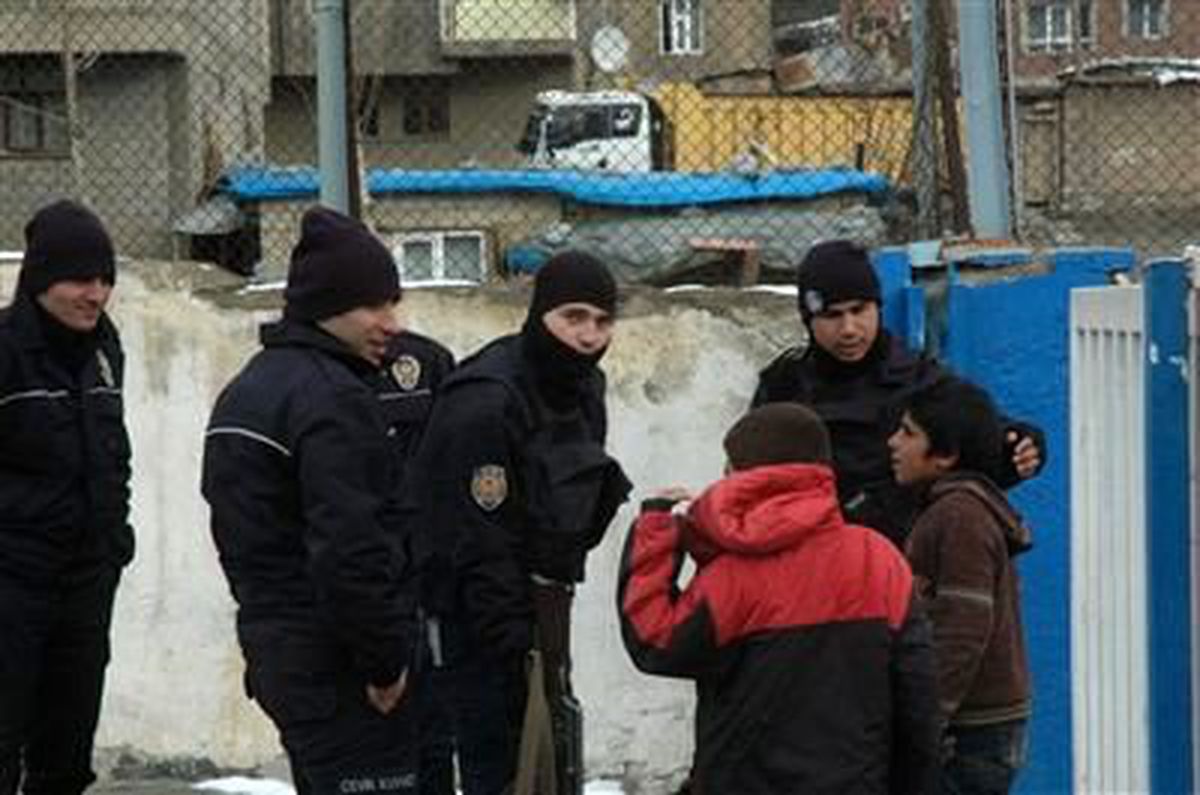 Çevik Kuvvet Polisinin Çocuk Sevgisi
