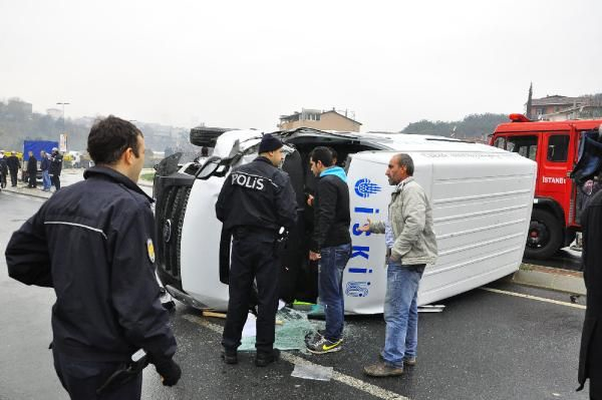 Devrilen Minibüste Sıkışan 2 Kişiyi İtfaiye Kurtardı