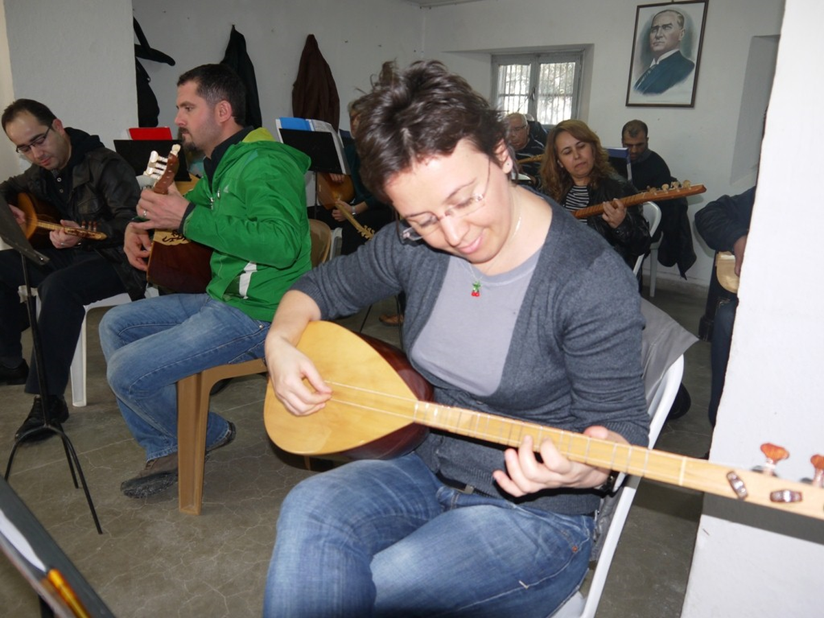 Ehem Hem Oynatıyor, Hem Çaldırıyor