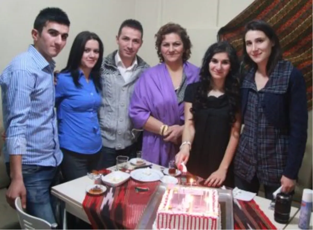 Eryiğit\'e Sanatçılı Sürpriz Doğum Günü