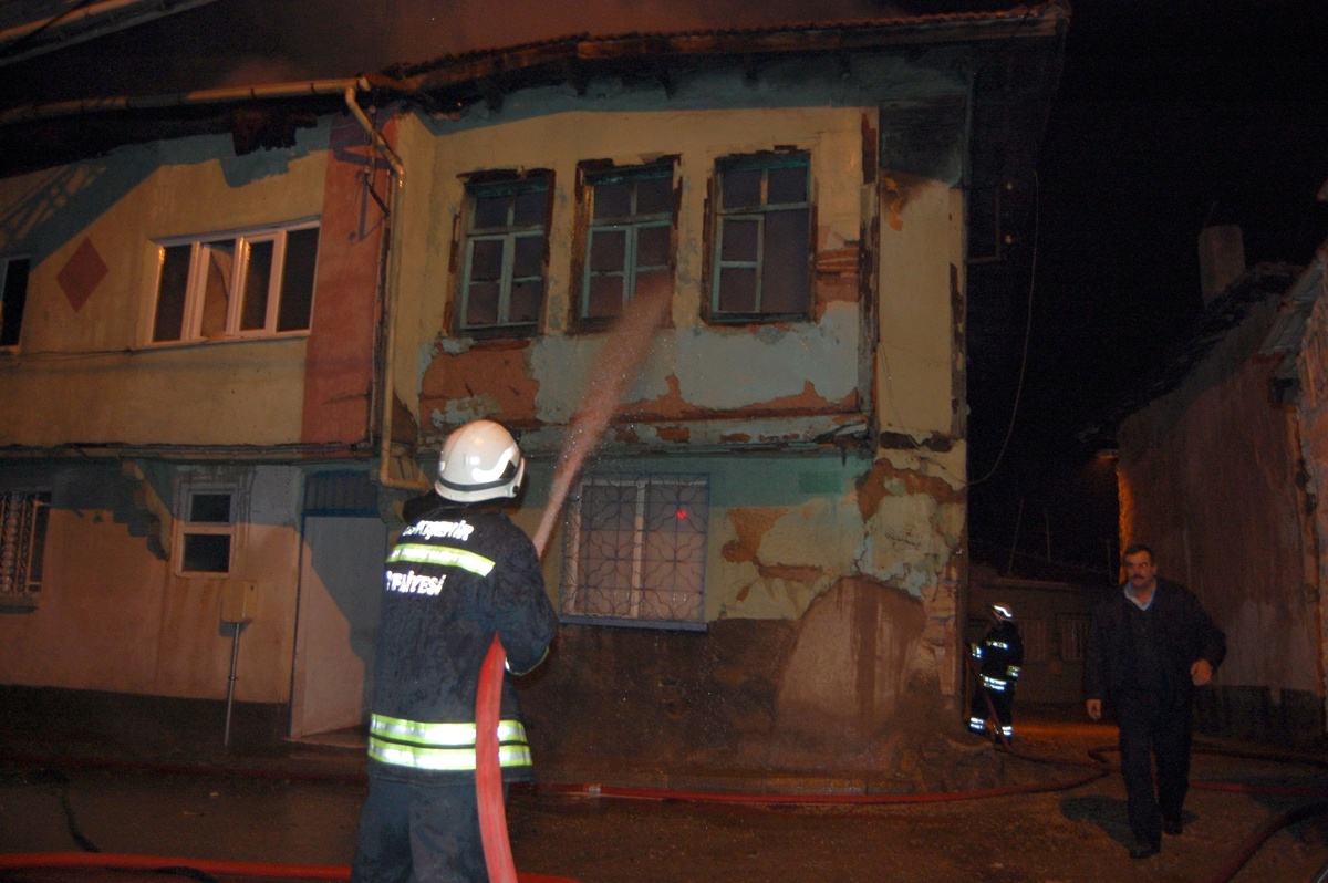 Eskişehir\'de Korkutan Yangın Eskişehir\'de 2 Katlı Ahşap Evde Çıkan Yangın Çevrede Korku ve Heyecan...