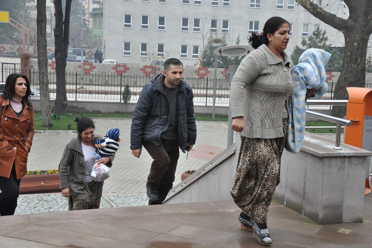 Esrardan Yakalanan Kadınlar Adliyeye Kucaklarında Bebekleri ile Getirildi
