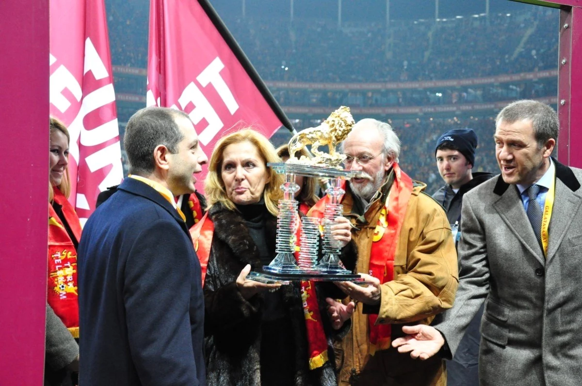 Galatasaray Efsanelerini Anıyor