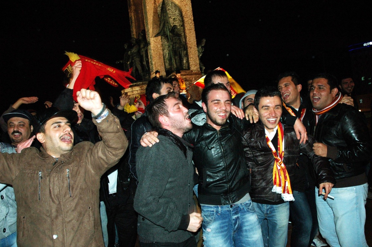 Galatasaraylılar Galibiyeti Taksim\'de Kutladı