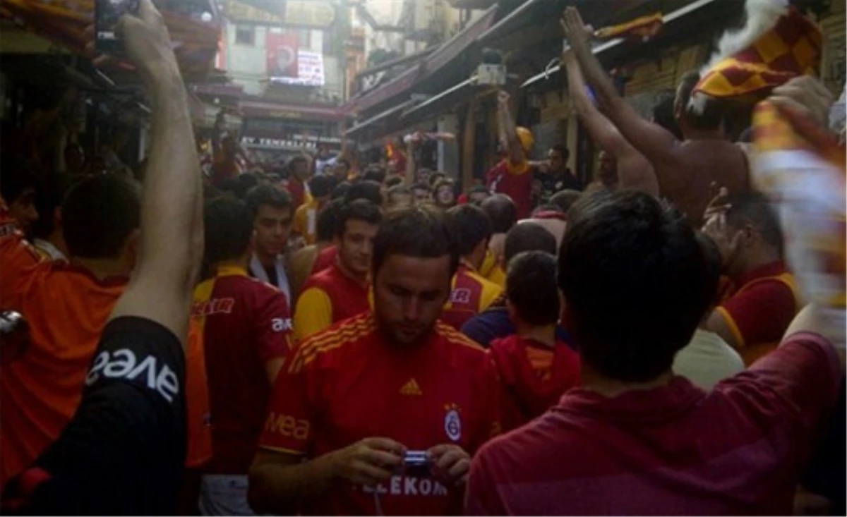 Galatasaraylı Taraftarlar Beyoğlu\'nda Toplandı