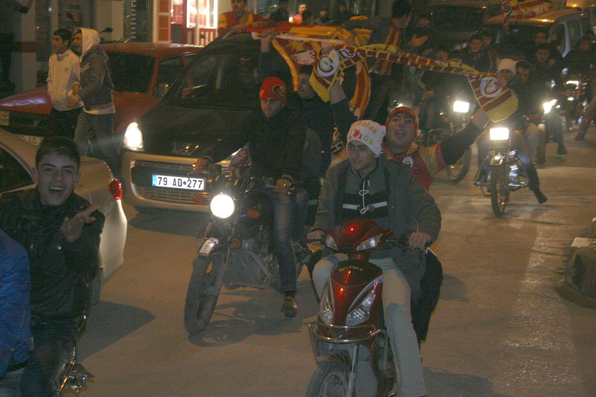 Galatasaraylı Taraftarlar, Galibiyet Turu Attı