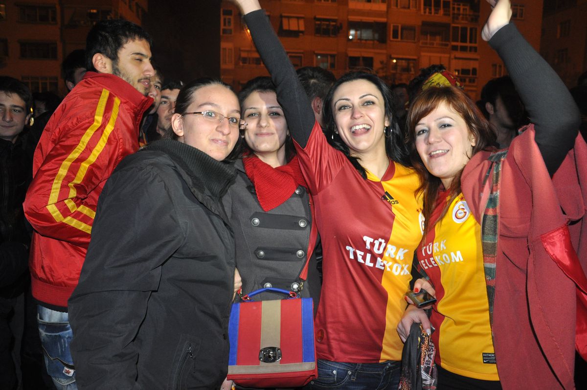 Galatasaraylı Taraftarlar Galibiyeti Kutladı