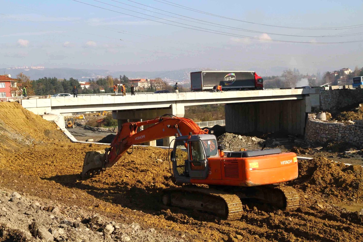Gölcük 2 Kavşağı\'nın Güney Köprüsü Tamamlandı