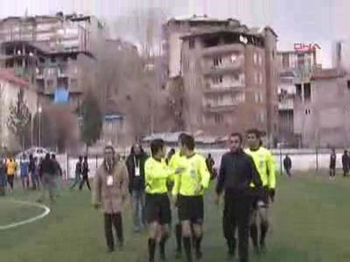 Hakkari Siirt Kurtalan Belediye Sporlu Yönetici ve Futbolcular Hakeme Saldırdı Siirt Kurtalan...