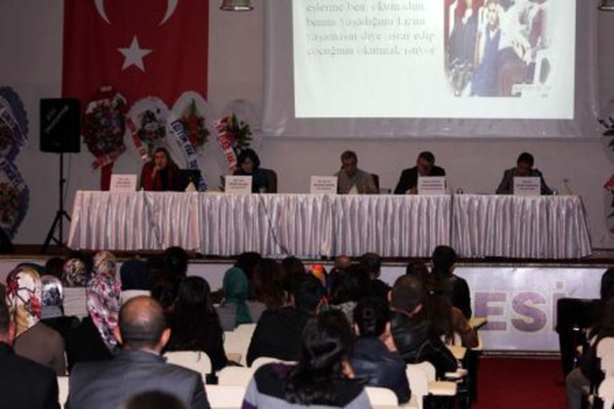 "Hem Sevip Hem Dövemez." Paneli