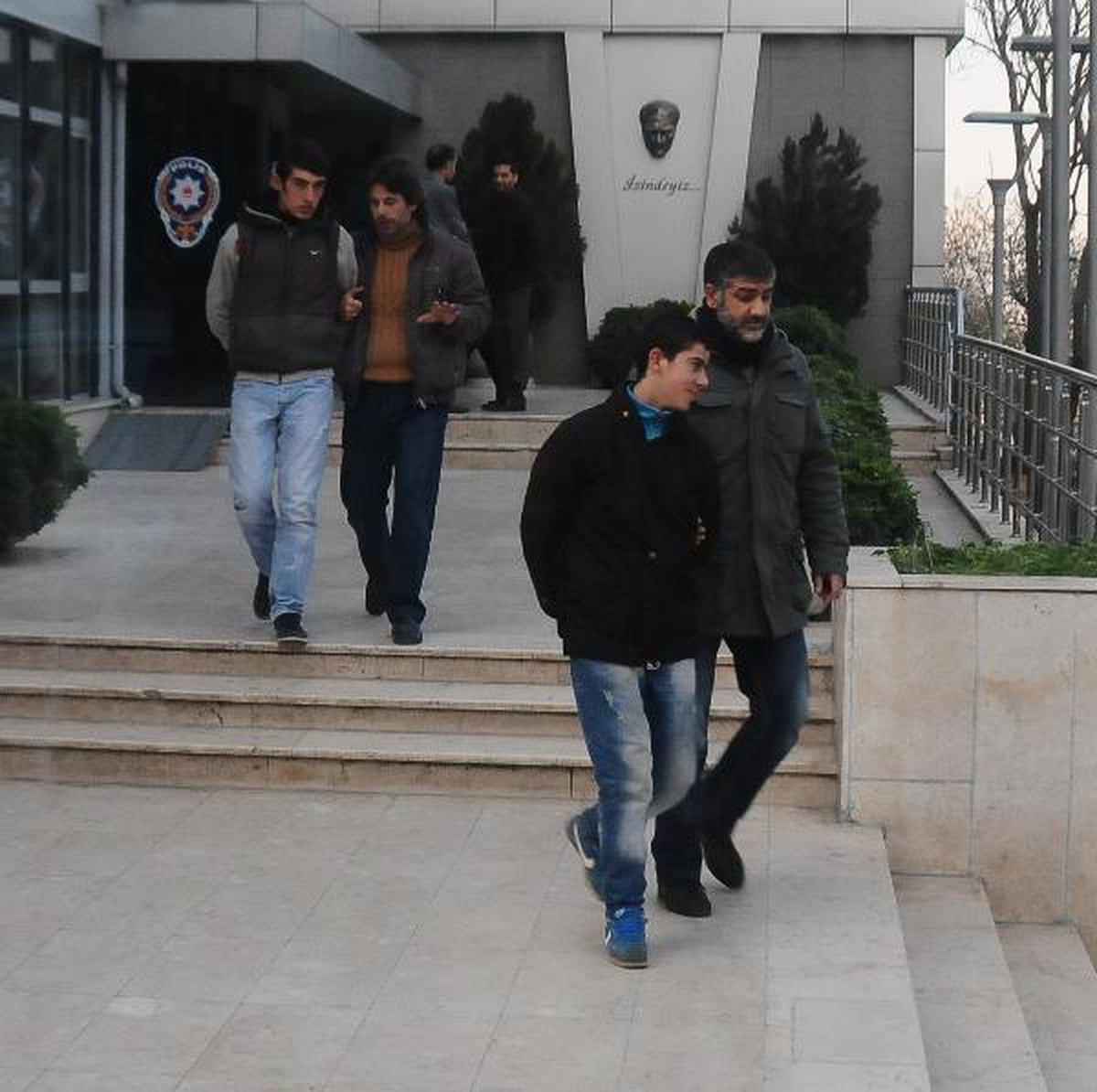 Köpekle Korkutup, Elindeki Biraları Gasp Ettiler