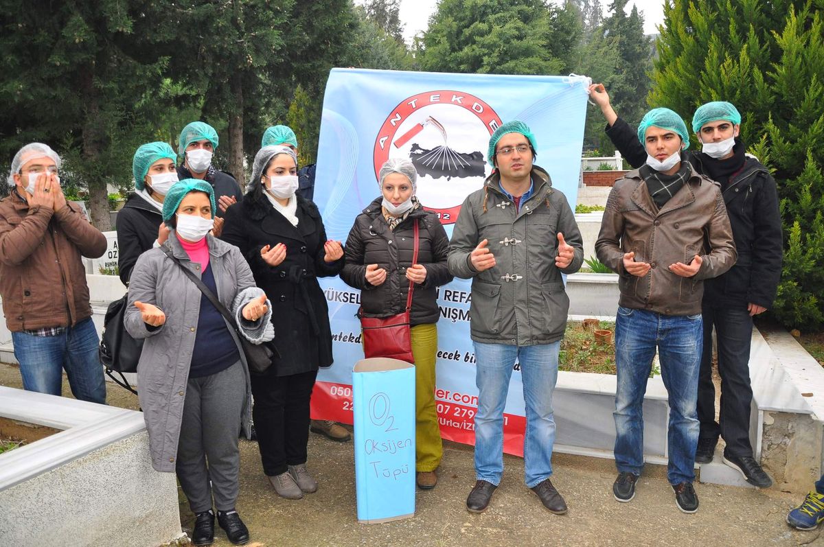 Sağlıkçılar Mezarlıkta Eylem Yaptı