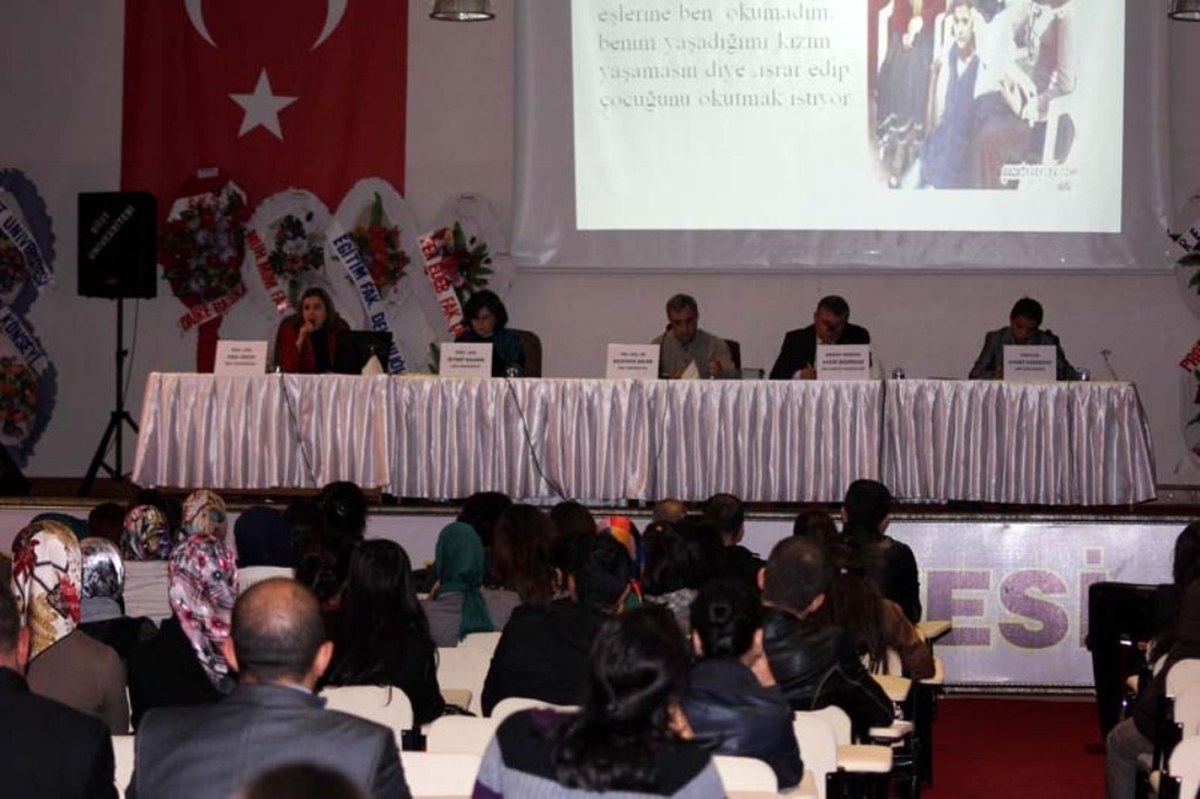 Siirt Üniversitesinde \'Hem Sevip Hem Dövemez\' İsimli Panel Düzenlendi