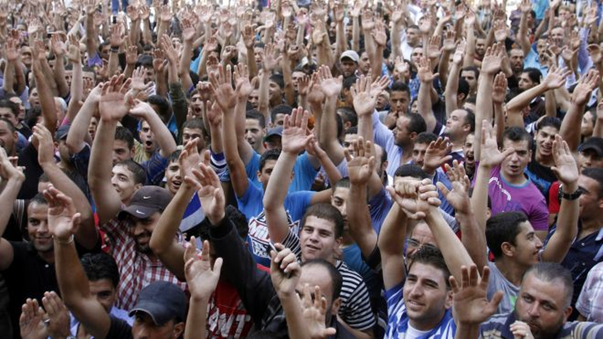Tahrir Devrimcileri, Ellerinde Sopalarla, Selefiler\'i Bekliyor