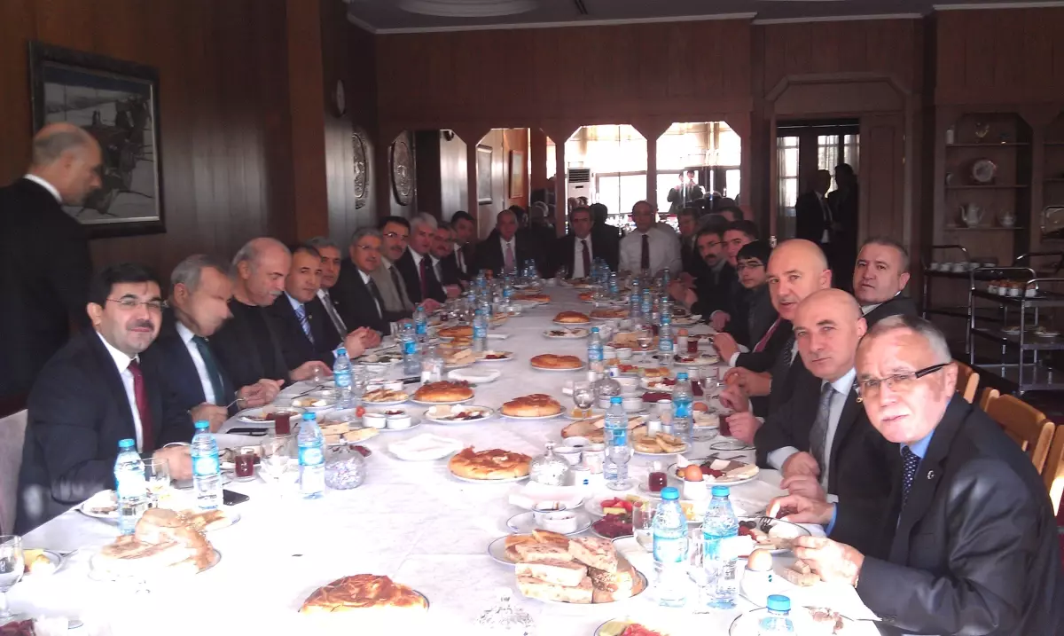 Üstün, Arkadaşlarıyla Kahvaltıda Buluştu