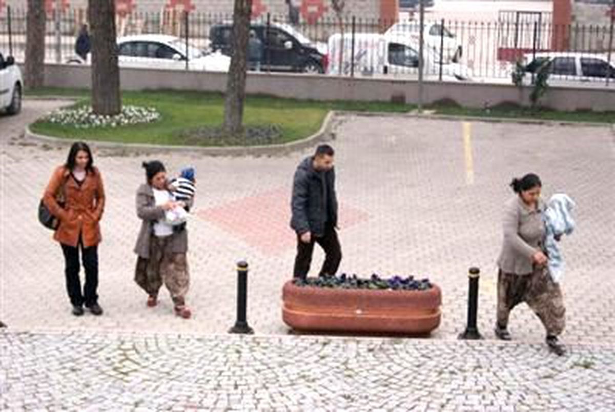 Uyuşturucu Şüphelisi 2 Kadın, Adliyeye Kucaklarında Çocuklarıyla Geldi