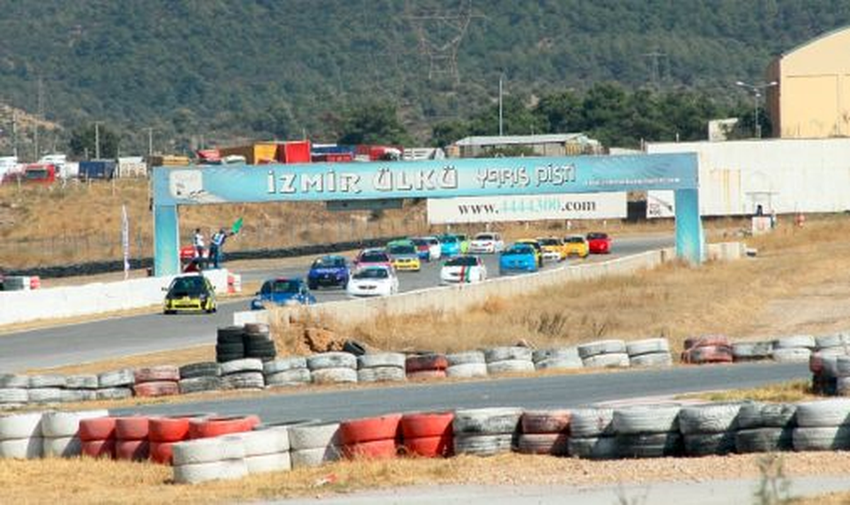Yarış Şöleninde 23 Otomobil Heyecanı